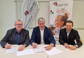 Motiv: Prof. Helmut Willems, Dr. Jan Glockauer und Dr. Marvin Müller (von links) bei der Unterzeichnung der  Kooperationsvereinbarung zwischen der Junior Uni Daun und der IHK Trier.  (Foto: Junior Uni Daun)