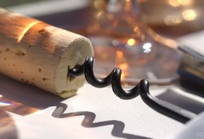Motiv: Ein Weinkorken steckt auf einem Korkenzieher. (Foto: Deutsches Weininstitut (DWI))