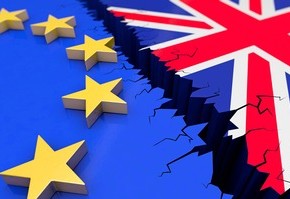 Motiv: Zwischen den Fahnen der Europäischen Union und Großbritannien geht ein dicker Riss hindurch. (Foto: bluedesign - Fotolia.com)