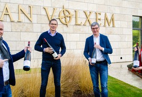 Motiv: Vertreter des Weinguts Van Volxem und der IHK Trier präsentieren den Hoganext-Wein. (Foto: IHK Trier)