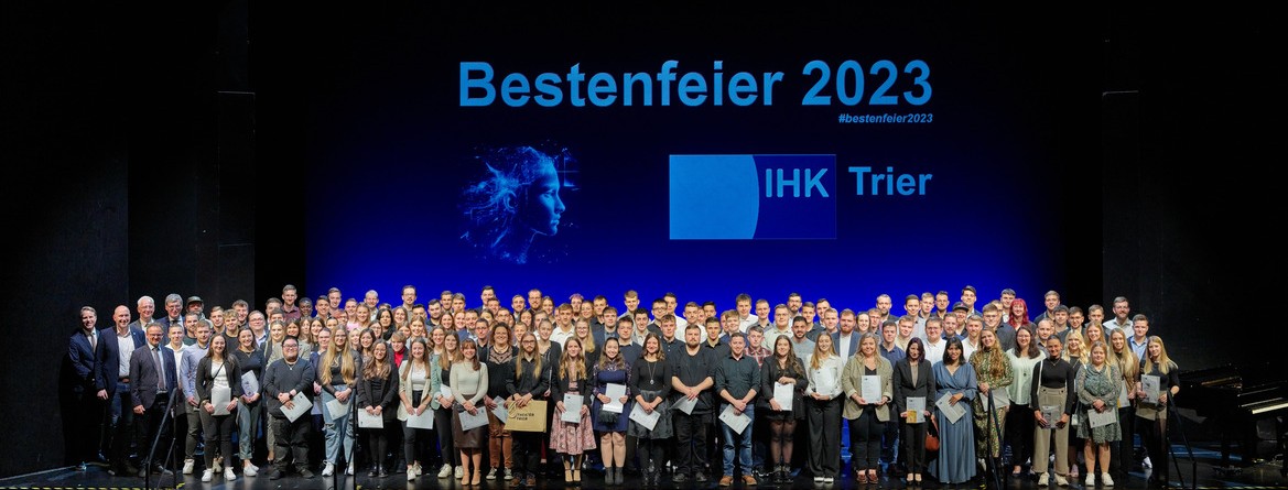 Motiv: Die besten Auszubildenden der Region Trier beim Abschlussbild im Theater Trier.  (Foto: IHK Trier / Christopher Arnoldi)