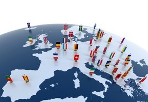 Motiv: Auf einem Ausschnitt der Weltkugel sind alle europäischen Länder mit der jeweiligen kleinen Landesflagge versehen. (Foto: koya79 - fotolia.com)