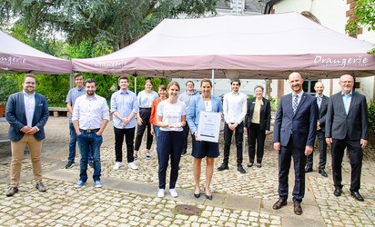 Motiv: IHK-Mitarbeiter überreichen Vertretern des Nells Park Hotels Trier die Auszeichnung "Hervorragender Ausbildungsbetrieb". (Foto: IHK Trier)