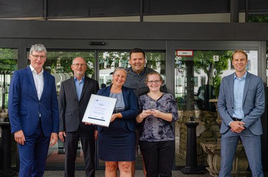 Motiv: IHK-Mitarbeiter überreichen Vertretern des Park Plaza Hotels Trier die Auszeichnung "Hervorragender Ausbildungsbetrieb". (Foto: IHK Trier)