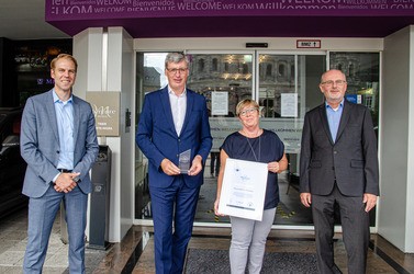 Motiv: IHK-Mitarbeiter überreichen einer Vertreterin des Mercure Hotels Trier die Auszeichnung "Hervorragender Ausbildungsbetrieb". (Foto: IHK Trier)
