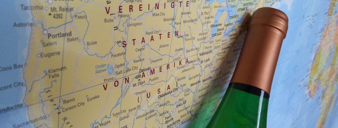Motiv: Eine Landkarte zeigt die USA, eine Weinflasche vor der Karte zeigt auf das Land. (Foto: IHK Trier)