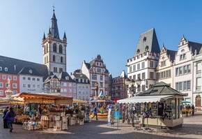 Motiv: Auf dem Hauptmarkt der Trierer Innenstadt stehen Marktstände und ein Karrussel. (Foto: fuchsphotography - Fotolia.com)