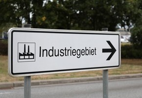 Motiv: Ein Straßenschild mit dem Hinweis "Industriegebiet" zeigt nach rechts. (Foto: Thewalt)