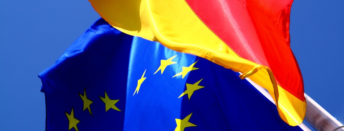 Motiv: Aus der Froschperspektive sieht man eine EU- und eine Deutschlandfahne vor einem blauen Himmel. (Foto: Aintschie - stock.adobe.com)