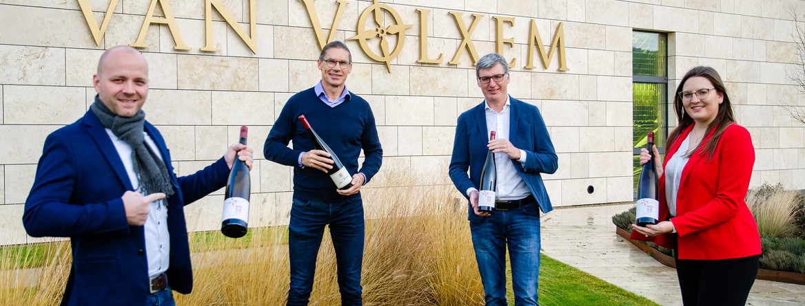 Motiv: Vertreter des Weinguts Van Volxem und der IHK Trier präsentieren den Hoganext-Wein. (Foto: IHK Trier)