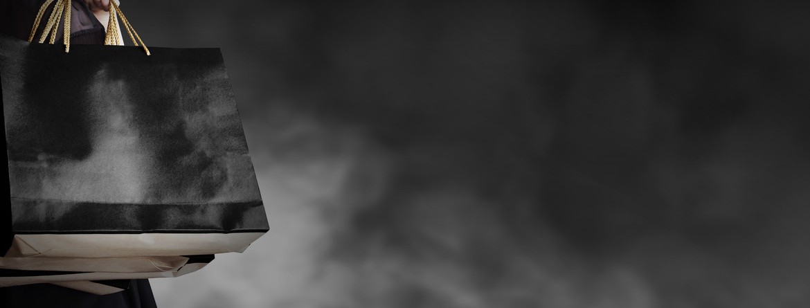 Motiv: Vor einem dunklen, bedrohlichen Hintergrund trägt eine schwarzgekleidete Person mehrere schwarze Einkaufstüten. (Foto: stock.adobe.com - Myimagine)