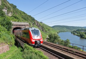 Motiv: Bahn fährt aus Tunnel (Foto: Kruwt - Fotolia.com)