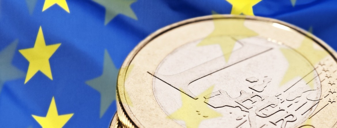 Motiv: Europäische Flagge, Euromünzen (Foto: Eisenhans - Fotolia.com)