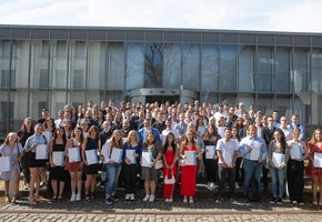 Motiv: Absolventinnen und Absolventen der Berufsausbildung vor dem Tagungszentrum der IHK Trier  (Foto: Christopher Arnoldi)