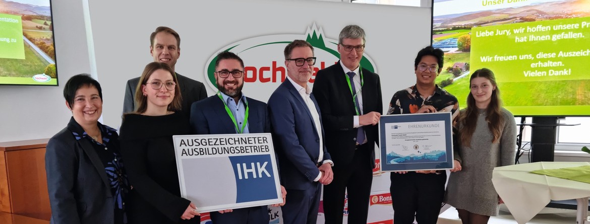 Motiv: IHK-Hauptgeschäftsführer Dr. Jan Glockauer (Dritter von rechts) würdigt die Hochwald Foods GmbH mit Geschäftsführer Detlef Latka (Vierter von rechts) als "Ausgezeichneten Ausbildungstrieb". (Foto: Hochwald Foods GmbH)