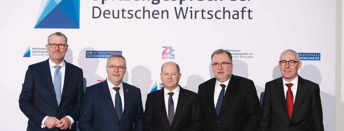 Motiv: Münchener Spitzengespräch der Deutschen Wirtschaft (von links): Rainer Dulger (BDA), Jörg Dittrich (ZDH), Bundeskanzler Olaf Scholz, Siegfried Russwurm (BDI) und Peter Adrian (DIHK-Präsident).   (Foto: DIHK / Andreas Gebert)