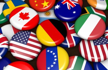 Zahlreiche Fahnen von Ländern weltweit liegen bunt gemischt übereinander.(Foto: niroworld - stock.adobe.com)